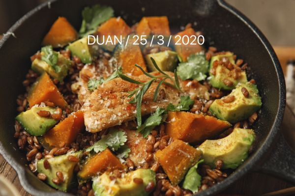 牛油果南瓜烤鸡胸斯佩尔特沙拉