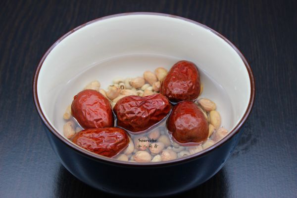 眉豆花生煲鸡爪