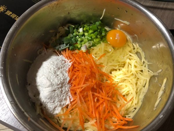 不加一滴水零厨艺土豆饼