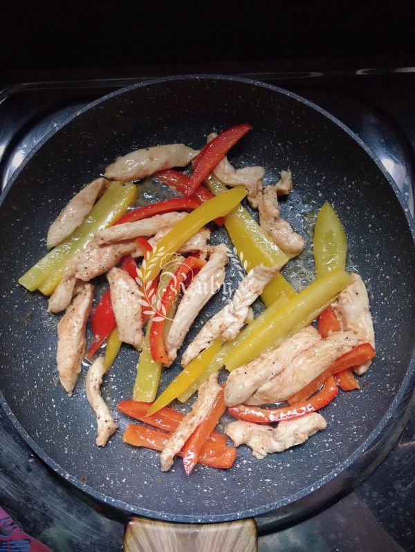 鸡肉彩椒墨鱼汁面