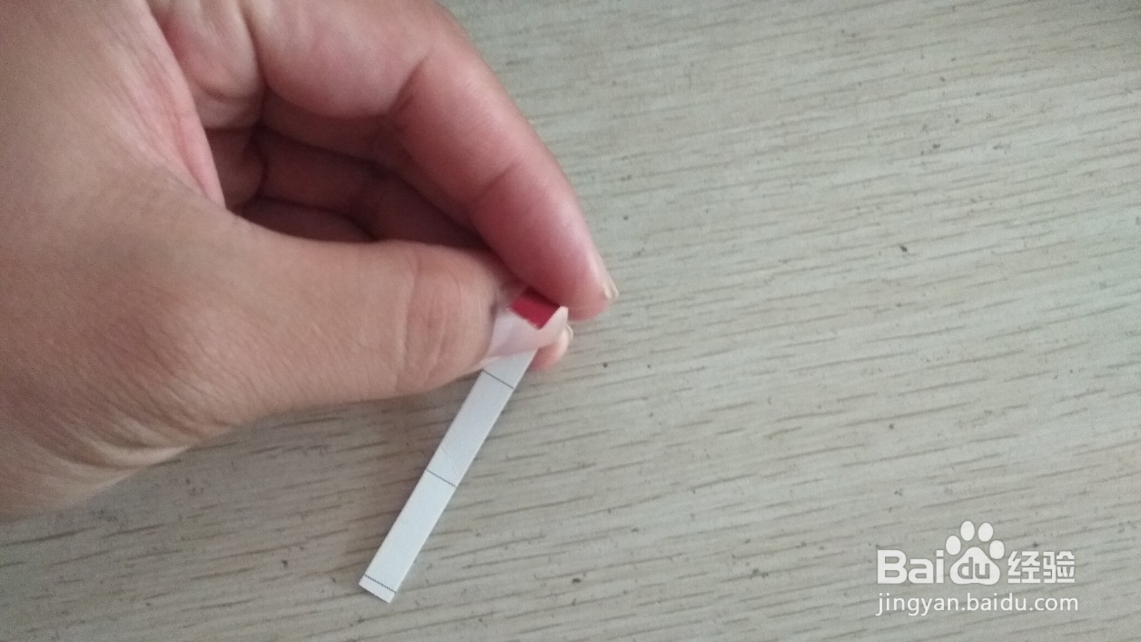 如何用一个细长的硬卡纸做三支中性笔的简易支架