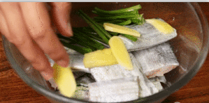 酒酿圆子烧带鱼的做法