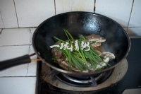 鲜美无比的地道野生菜葱油小鲫鱼
