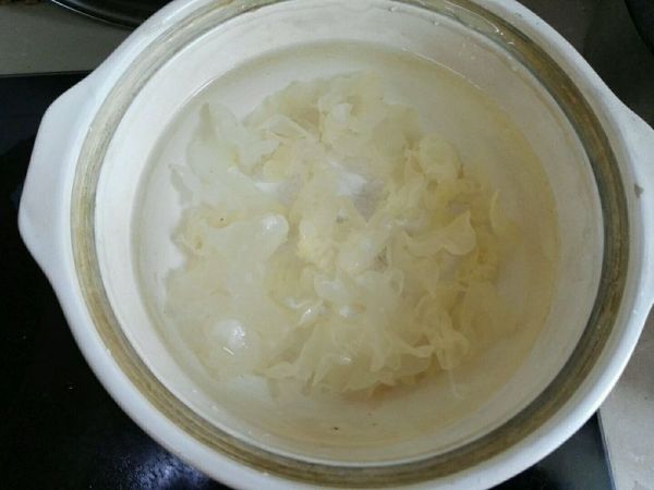 雪梨银耳枸杞甜汤