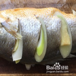 酱焖黄鱼的做法