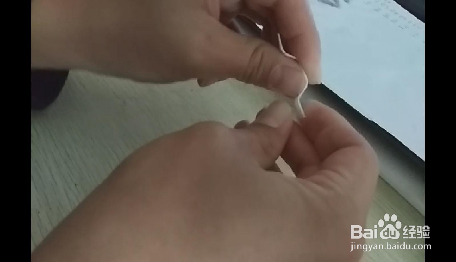 如何用长方形硬塑料做简易中性笔的支架