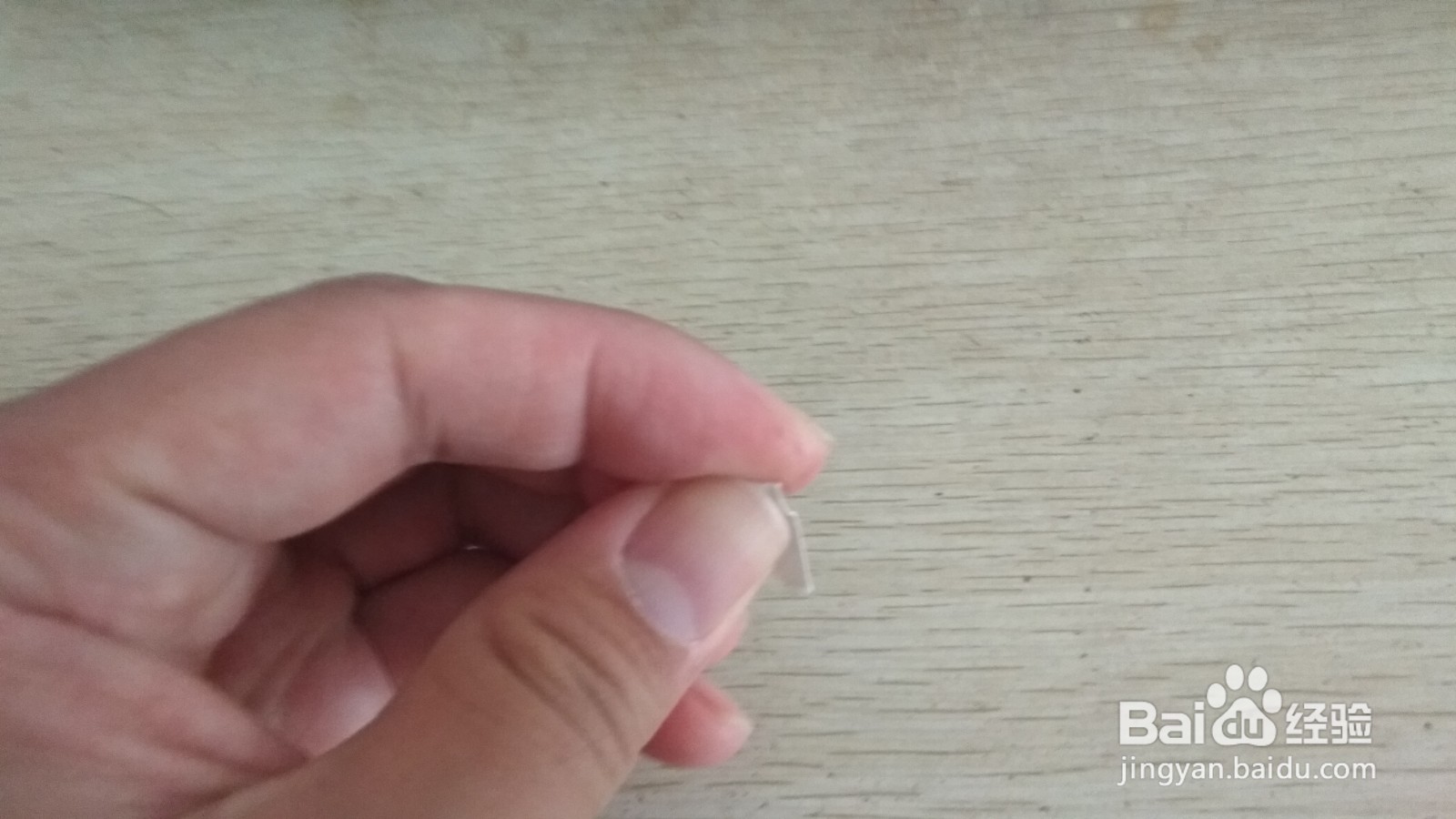 如何用两个三角形硬卡纸做简易的中性笔的支架