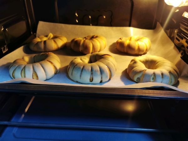 松软香甜豆沙面包圈