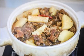 萝卜焖牛腩煲