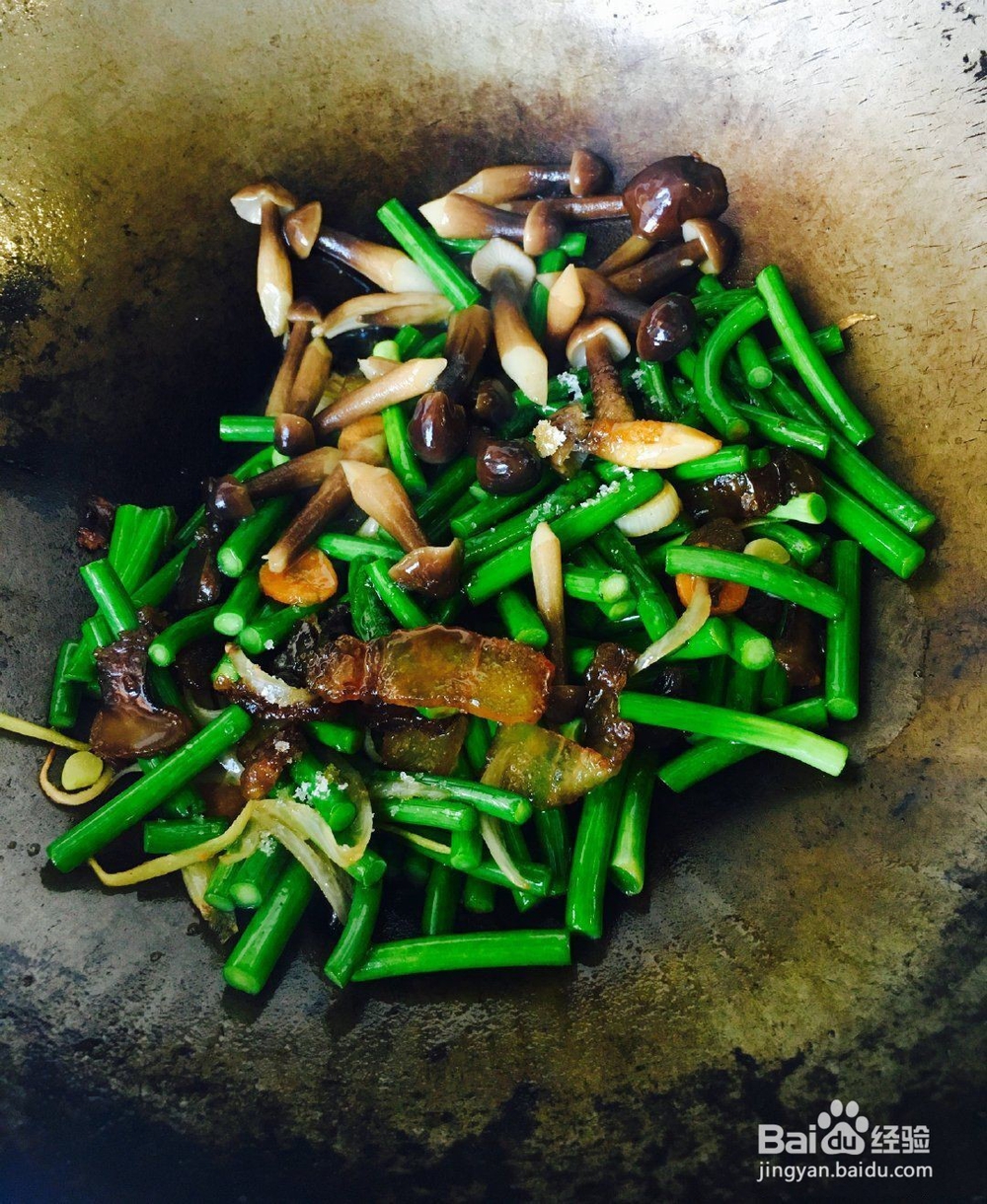 腊肉鸡枞炒蒜薹的做法