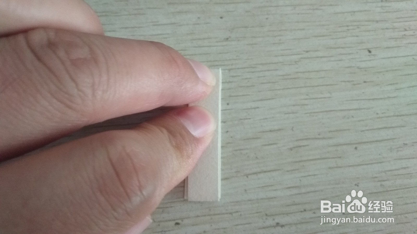 如何用一个细长的素描画纸做手机和中性笔的支架