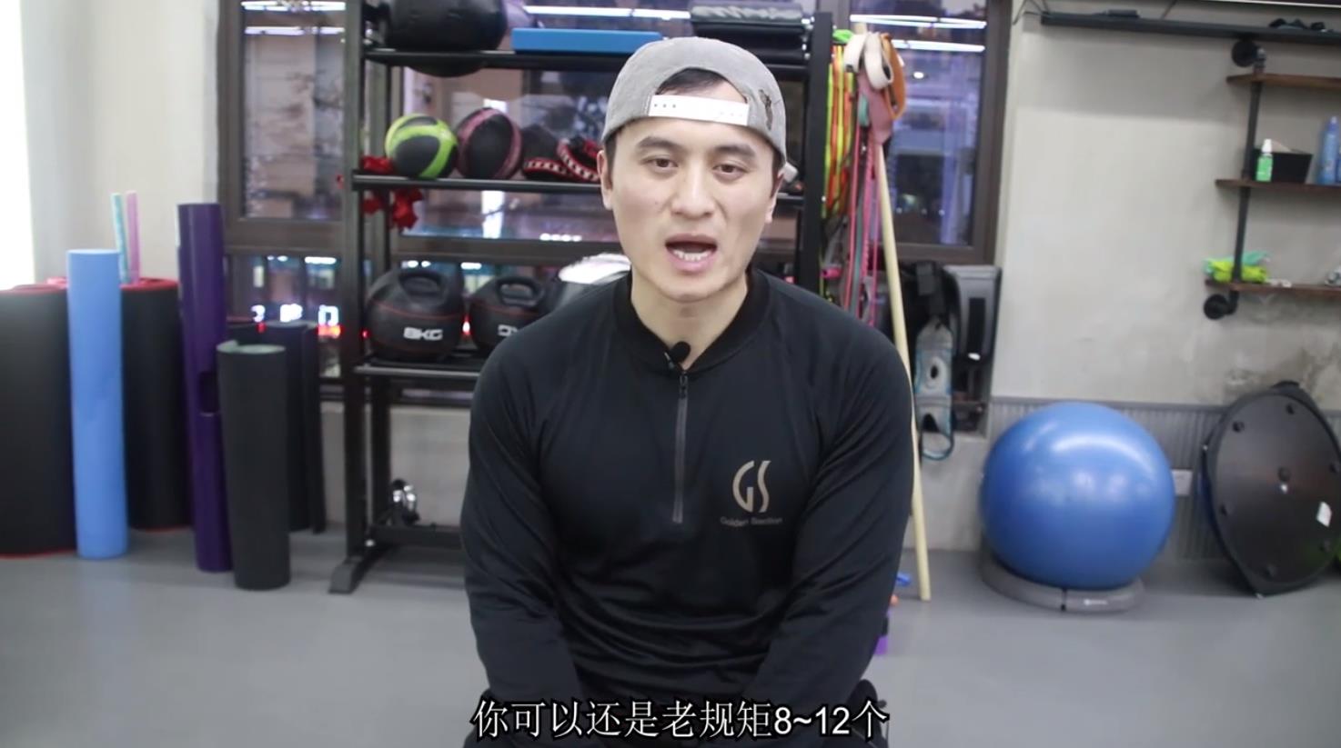 哑铃侧平举怎么做?