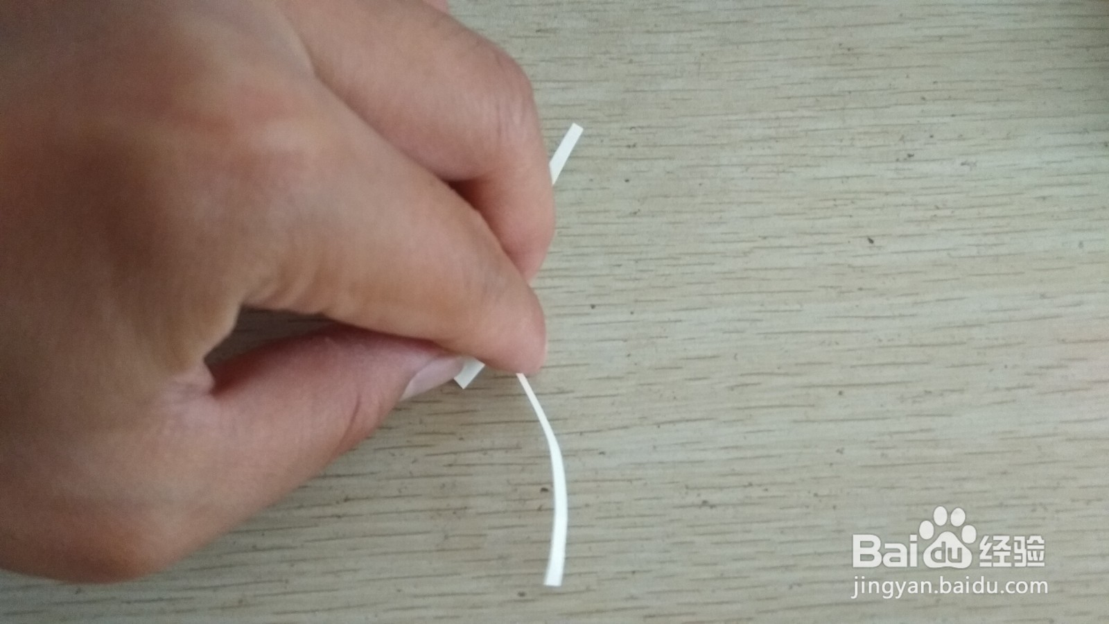 如何用一个细长的长方形硬卡纸做简易的手机支架