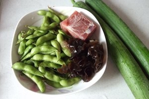 如何做出一道美味可口的火腿丝瓜炒毛豆？