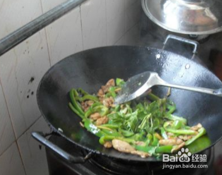 青椒炒鸡肉的做法