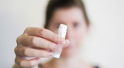 防止冬季嘴唇开裂方法