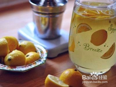 柠檬片泡水的做法