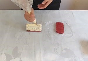 火红的如恋爱般的红丝绒乳酪蛋糕