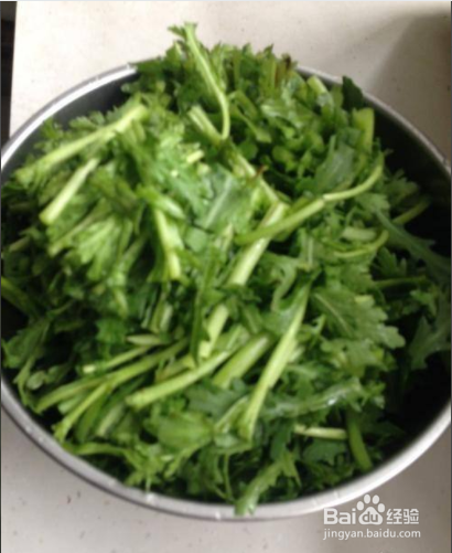 茼蒿段炒鲜贝丁的做法