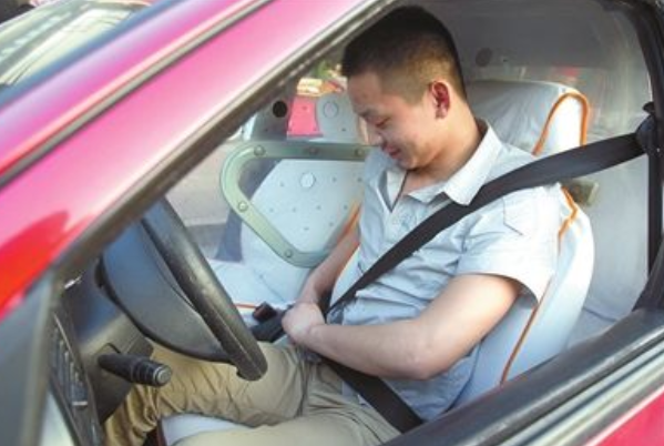 驾驶员正驾驶未系安全带的违法行为代码