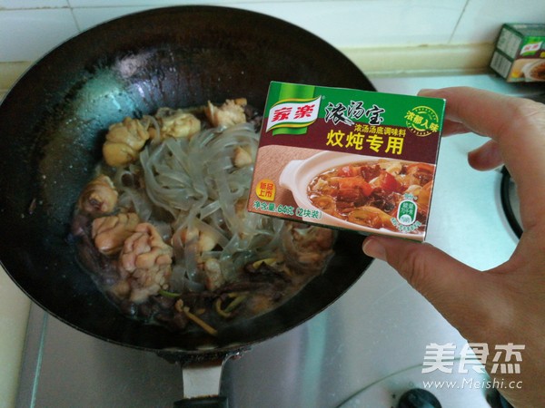 鸡肉宽粉炖红蘑