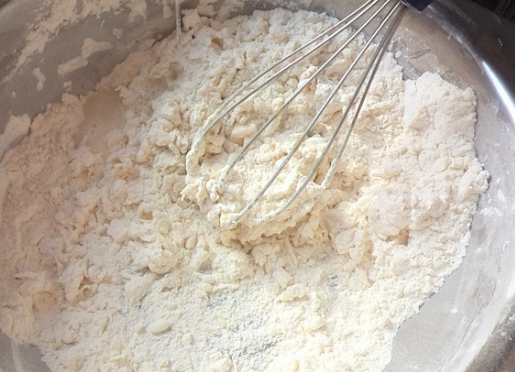 疙瘩汤中加入面粉的水是热水还是冷水