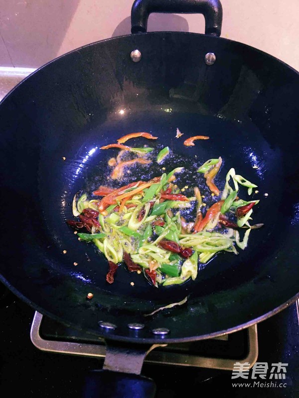 香菜爆肉丝的做法