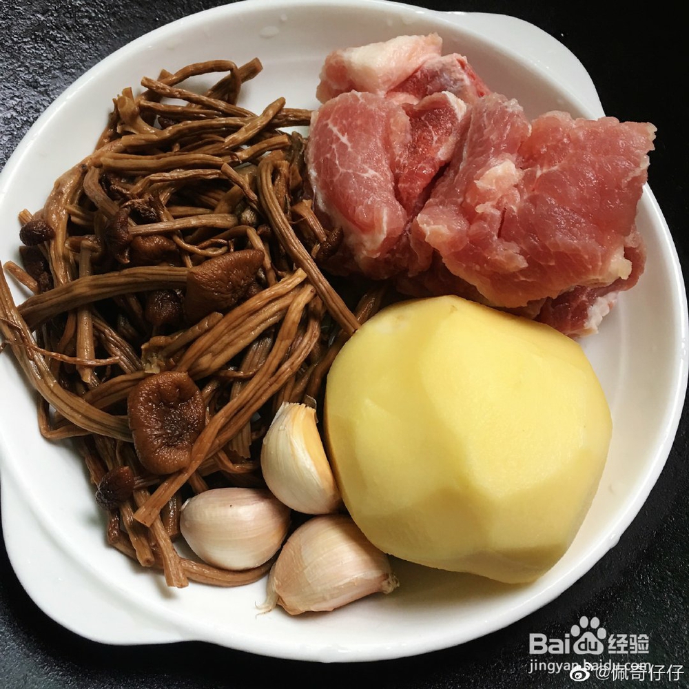 怎么吃都不腻的茶树菇土豆焖排骨