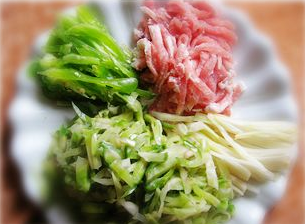 儿子九岁了---榨菜肉丝面