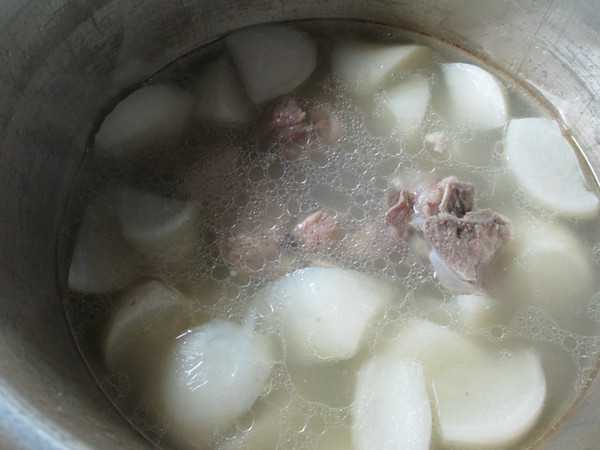 萝卜筒骨汤的做法