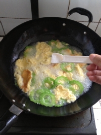 盛夏多吃些苦----苦瓜煎蛋汤