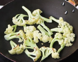 芝麻菜松仁香煎鸡腿肉的做法