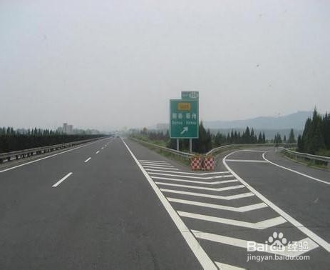 如何在高速公路开车