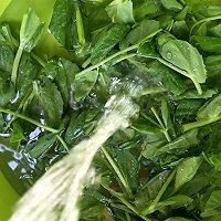 如何制作美味的豌豆尖鸡蛋汤