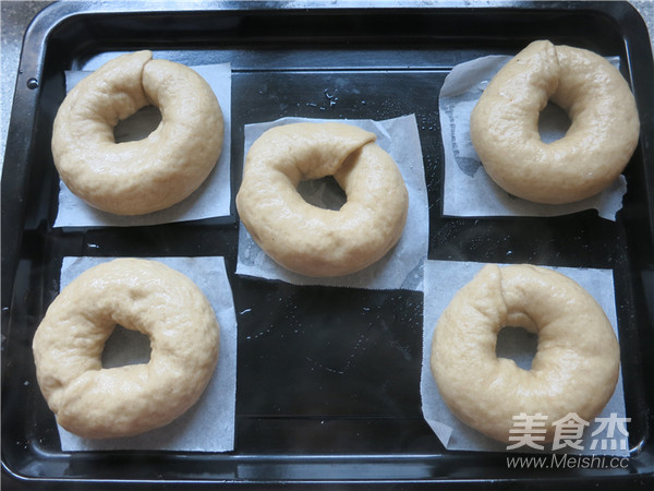 金枪鱼贝果三明治