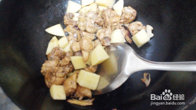 红烧土豆鸡块的做法。