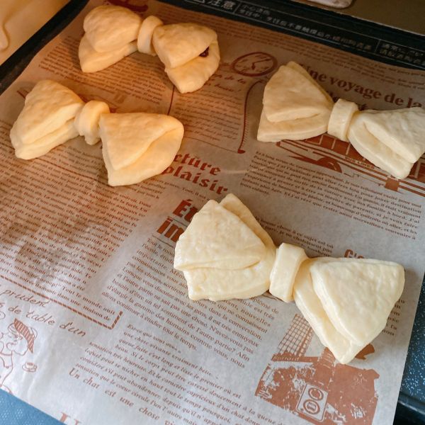 蝴蝶结牛奶面包