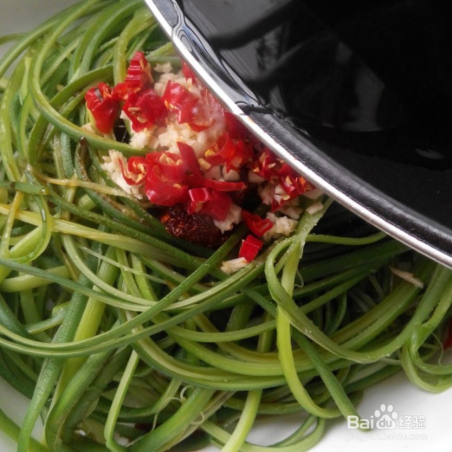 应该这样做油泼手撕蒜苔