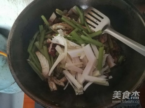 黄豆酱炒肉丝芹菜