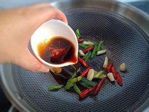 墨鱼煲的做法