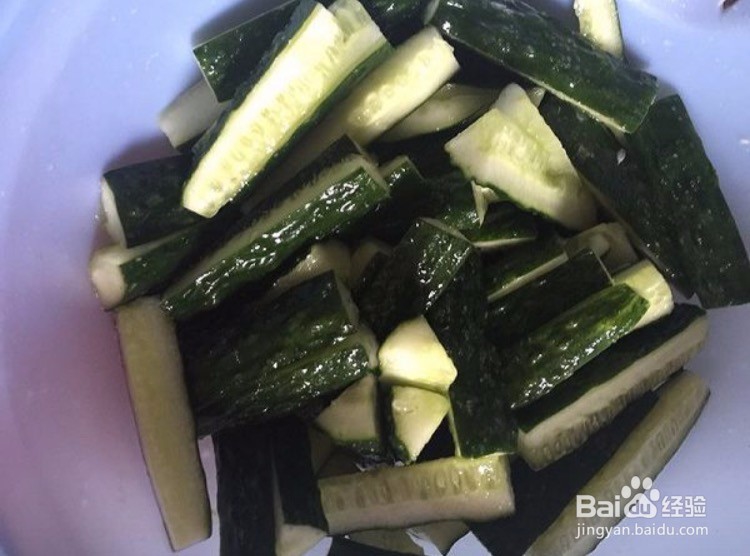 翠绿绿的爽口腌黄瓜