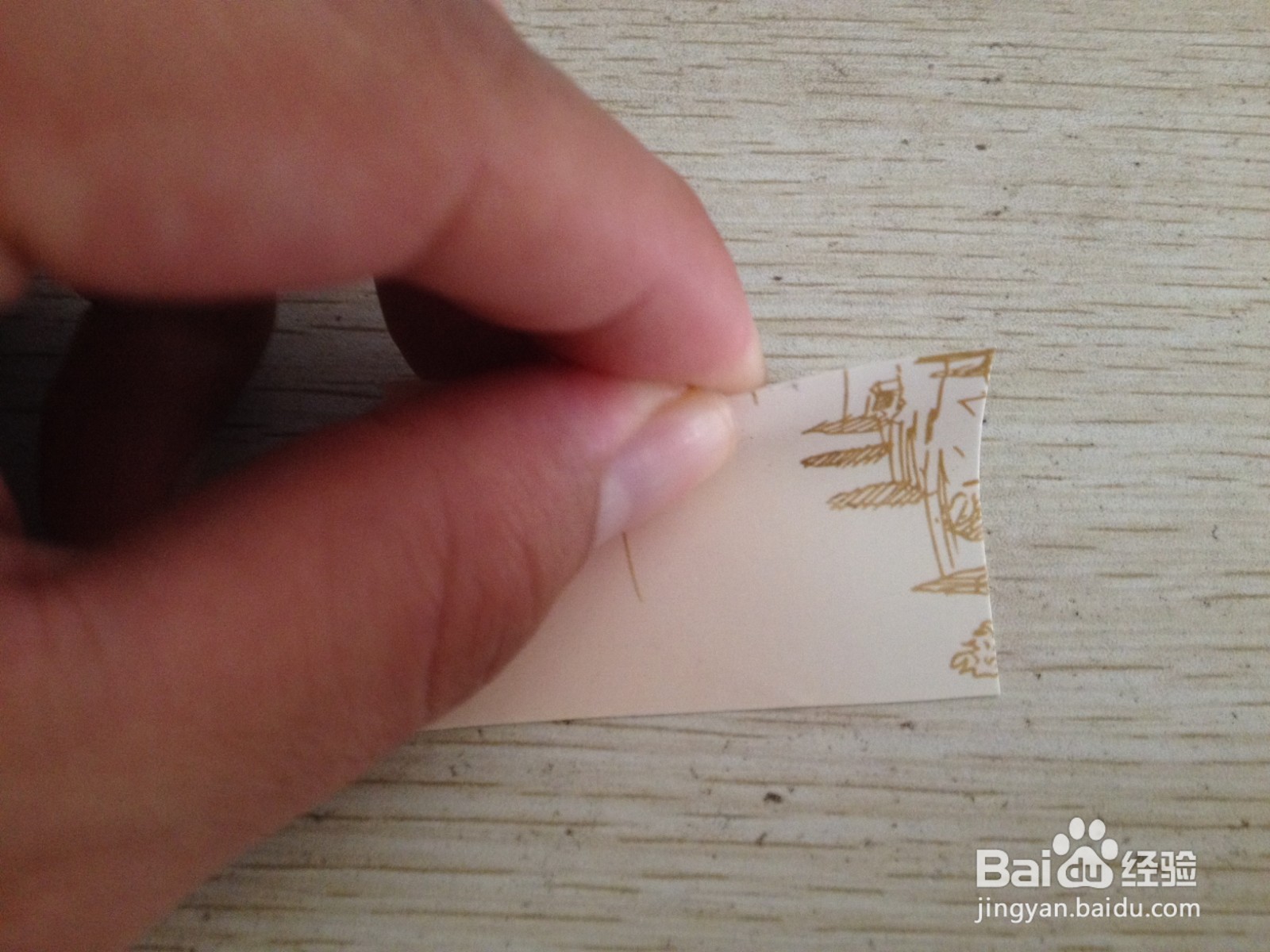 如何用一个长方形硬卡纸做两支中性笔的简易支架