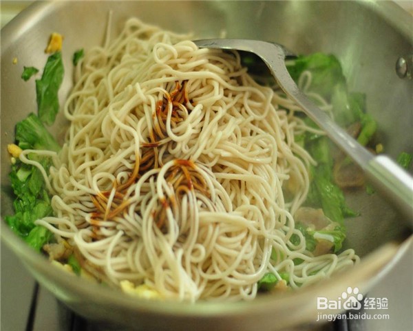 怎么做鸡蛋腊肠炒面