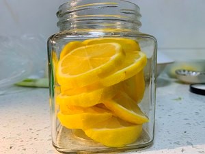 美容养颜~蜂蜜柠檬水!