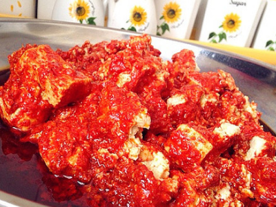 豆腐乳制作时发黄变粘稠正常吗