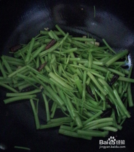 如何做酸辣空心菜杆