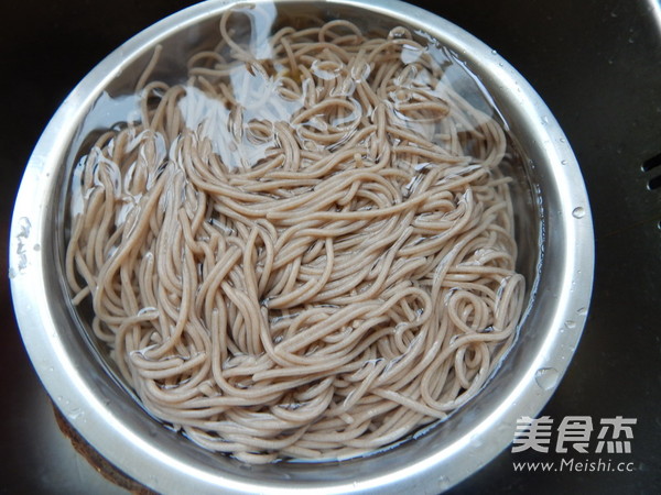 酱黄瓜肉丁拌荞麦面