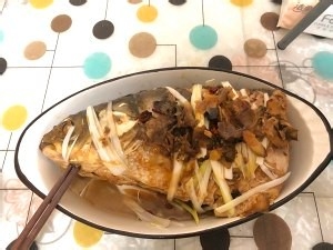 油泼鲤鱼的做法