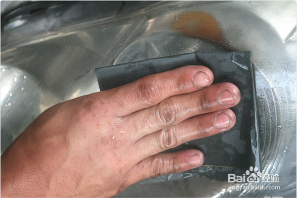 汽车大灯模糊了如何修复？