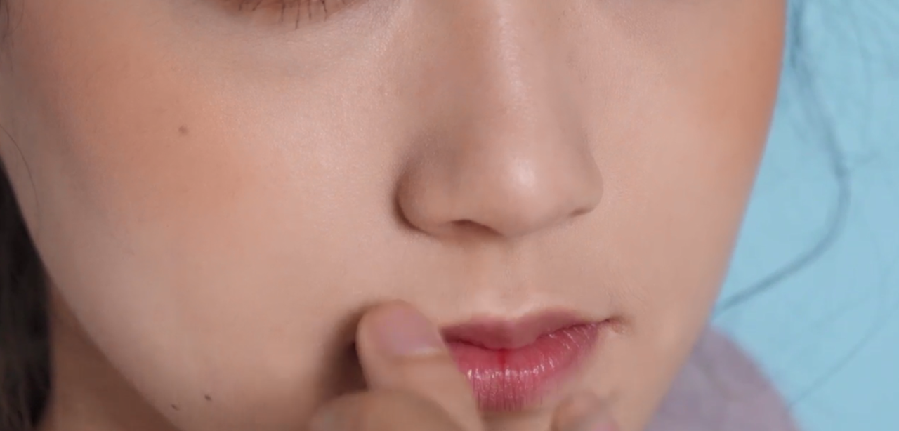 如何用修容打造嘴角上扬脸